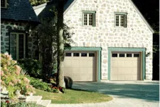 Maison de style Champêtre avec portes de garage