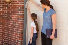 Mère et fille devant leur porte de garage